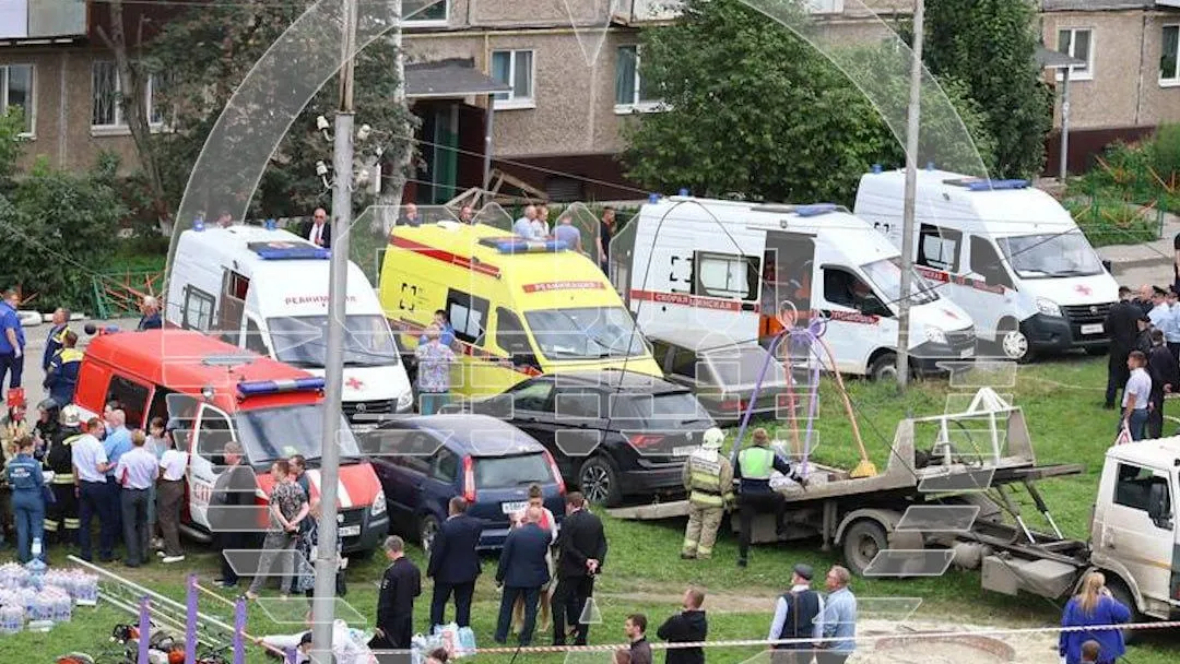 В Нижнем Тагиле спасатели достали из-под завалов рухнувшей пятиэтажки школьницу