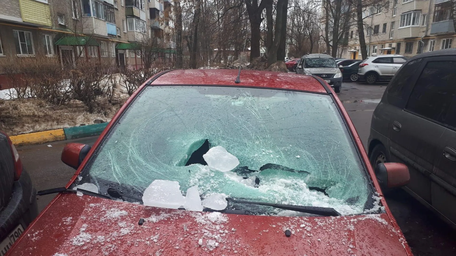 Две машины повреждены в Подольске после падения сосульки с крыши дома |  РИАМО в Подольске