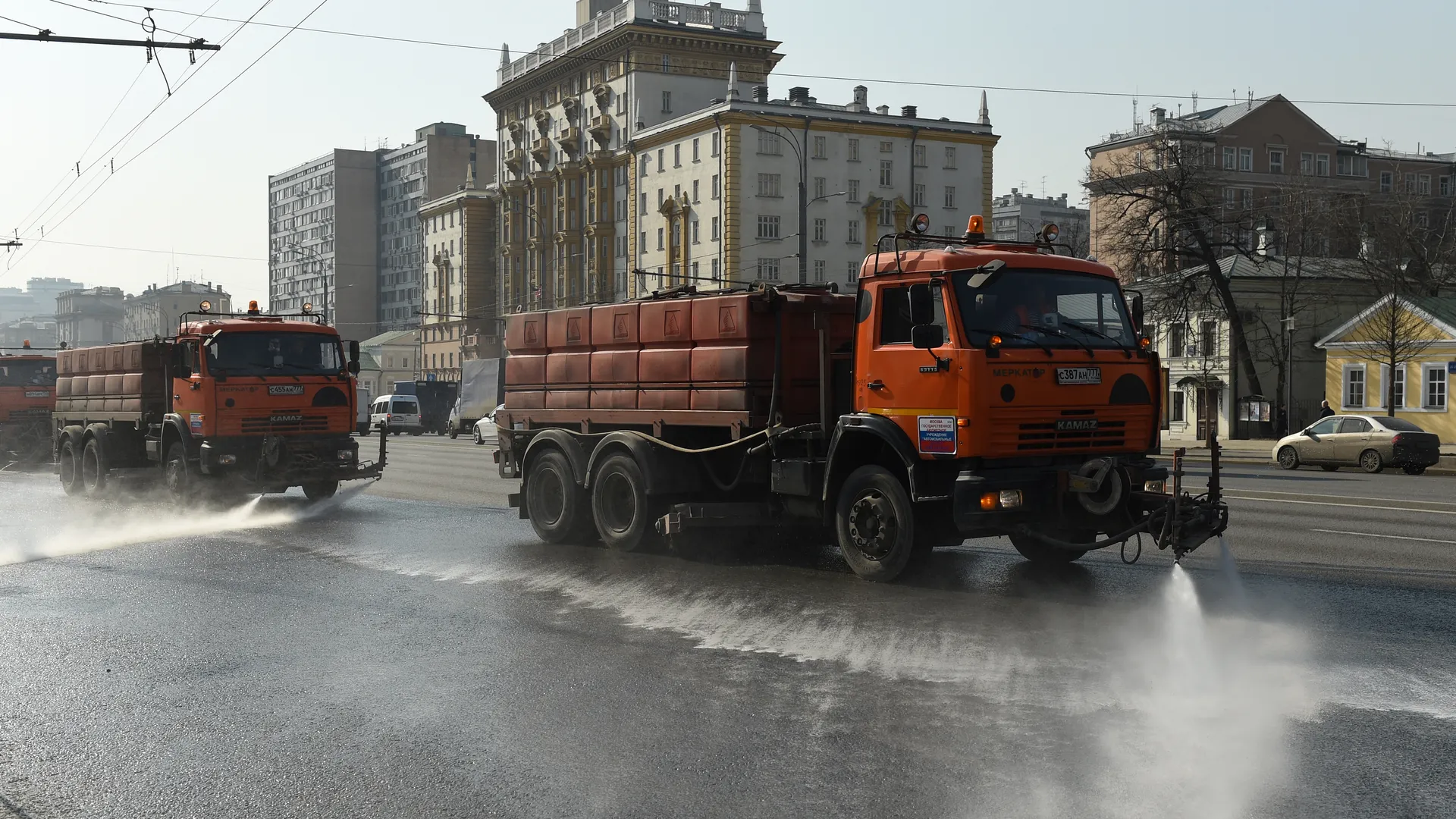 В Москве дороги и тротуары промоют специальным шампунем
