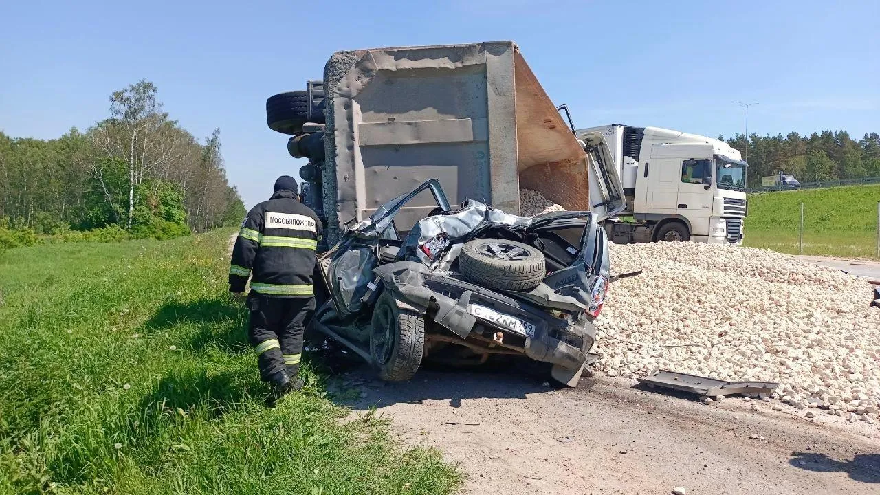 Спасатели Подольска деблокировали из машины супружескую пару, которую  раздавил грузовик | РИАМО