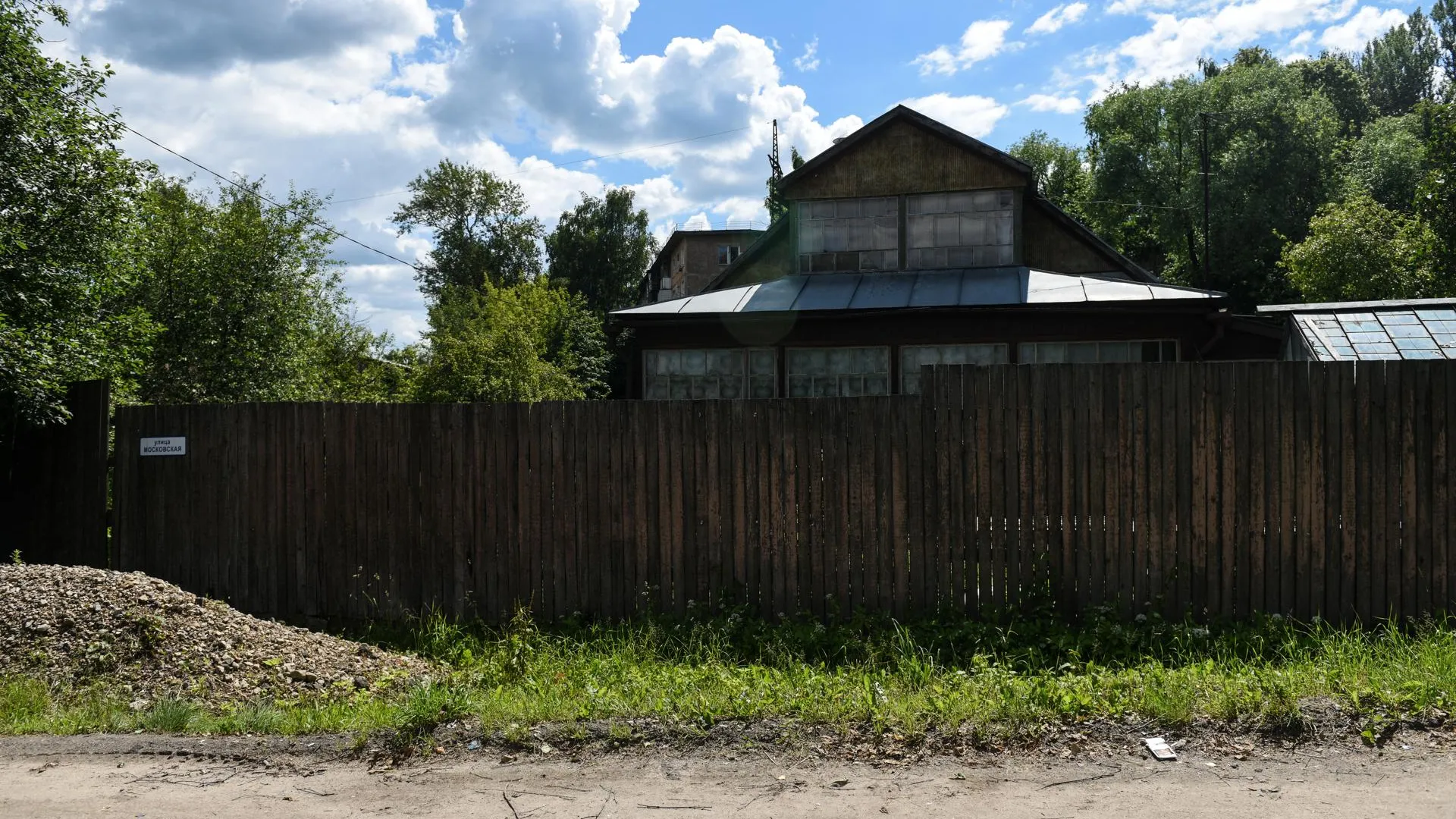 Более 300 тысяч участков с незарегистрированными домами насчитали в  Подмосковье | РИАМО