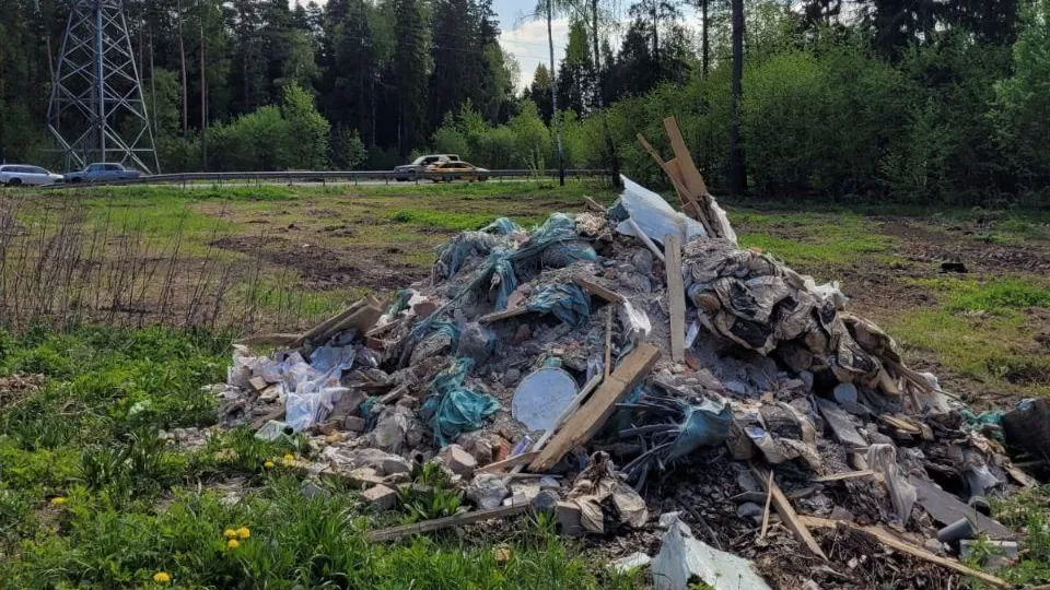 Свалку мусора обнаружили в охранной зоне ЛЭП в Одинцовском округе