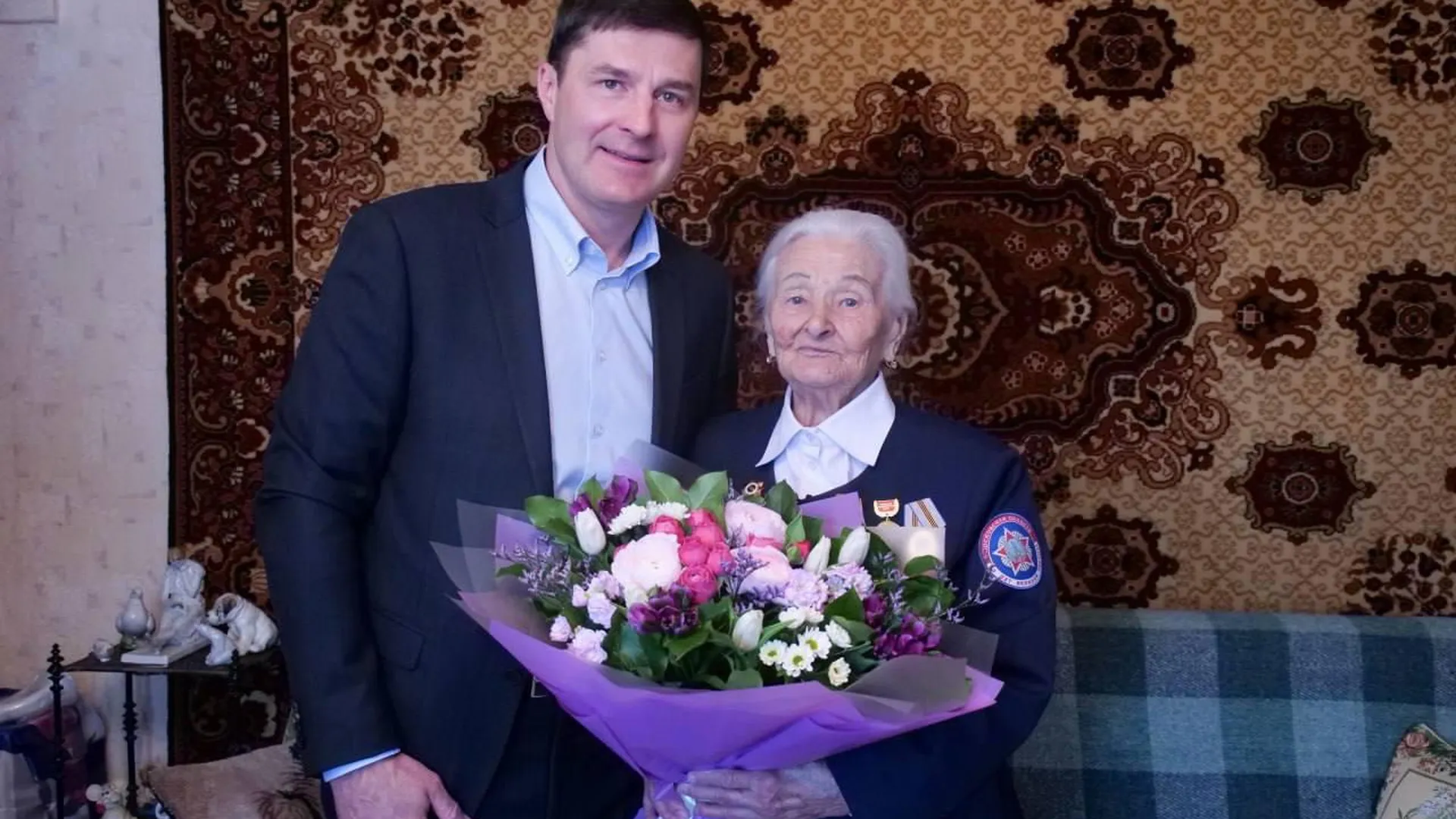 Глава Люберец Владимир Волков поздравил с 95-летием ветерана ВОВ Марию Бодрову