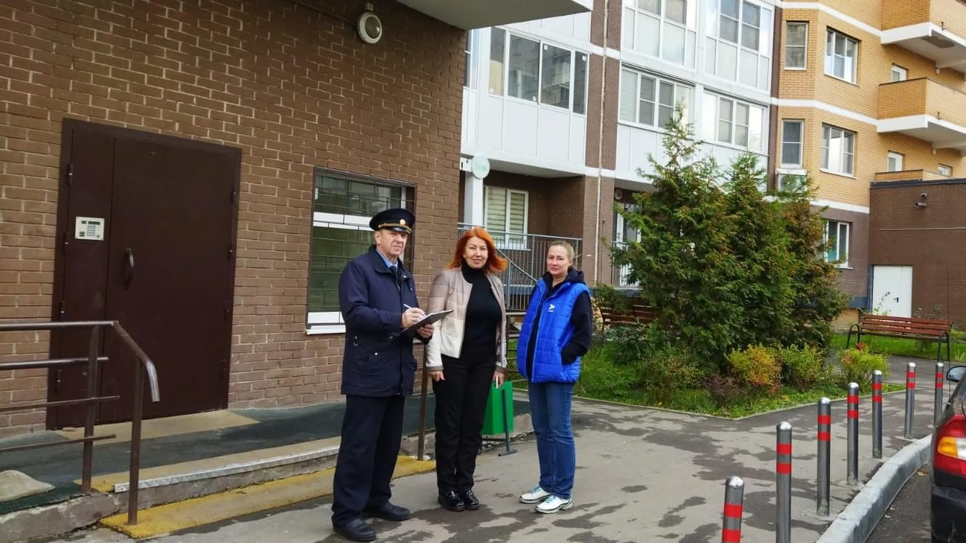 В доме Красногорска заменили дверь в подъезд и огородили тротуар по просьбе  жителей | РИАМО