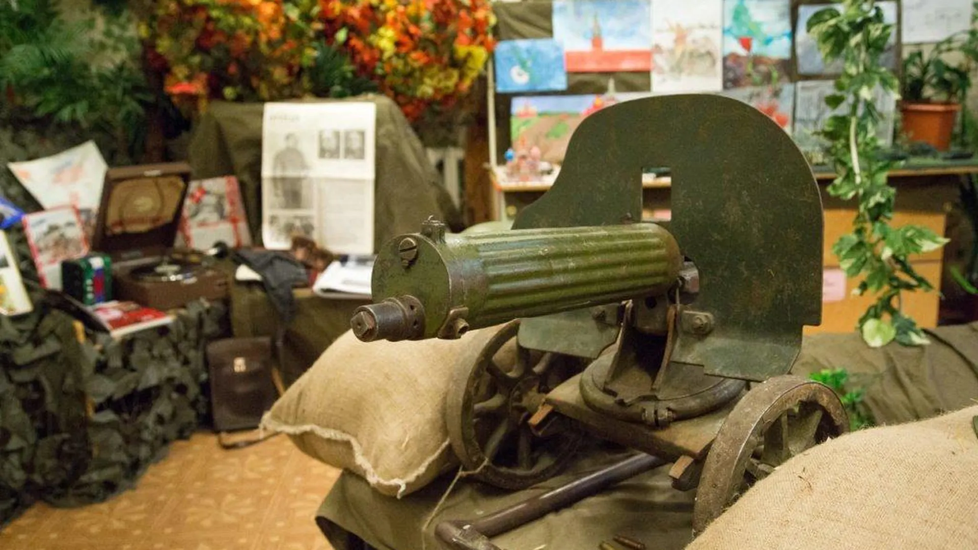 В одной из школ Жуковского прошла выставка экспонатов времен Великой Отечественной войны