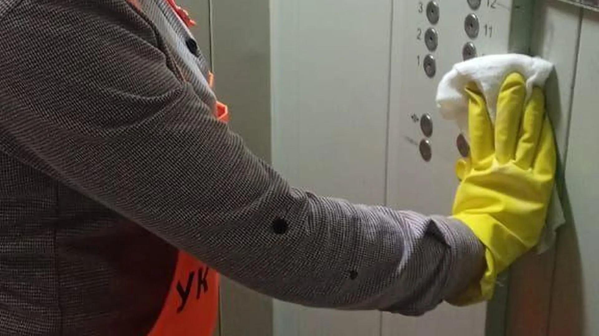 УК провели уборку более чем в 300 лифтах Подмосковья с начала весны