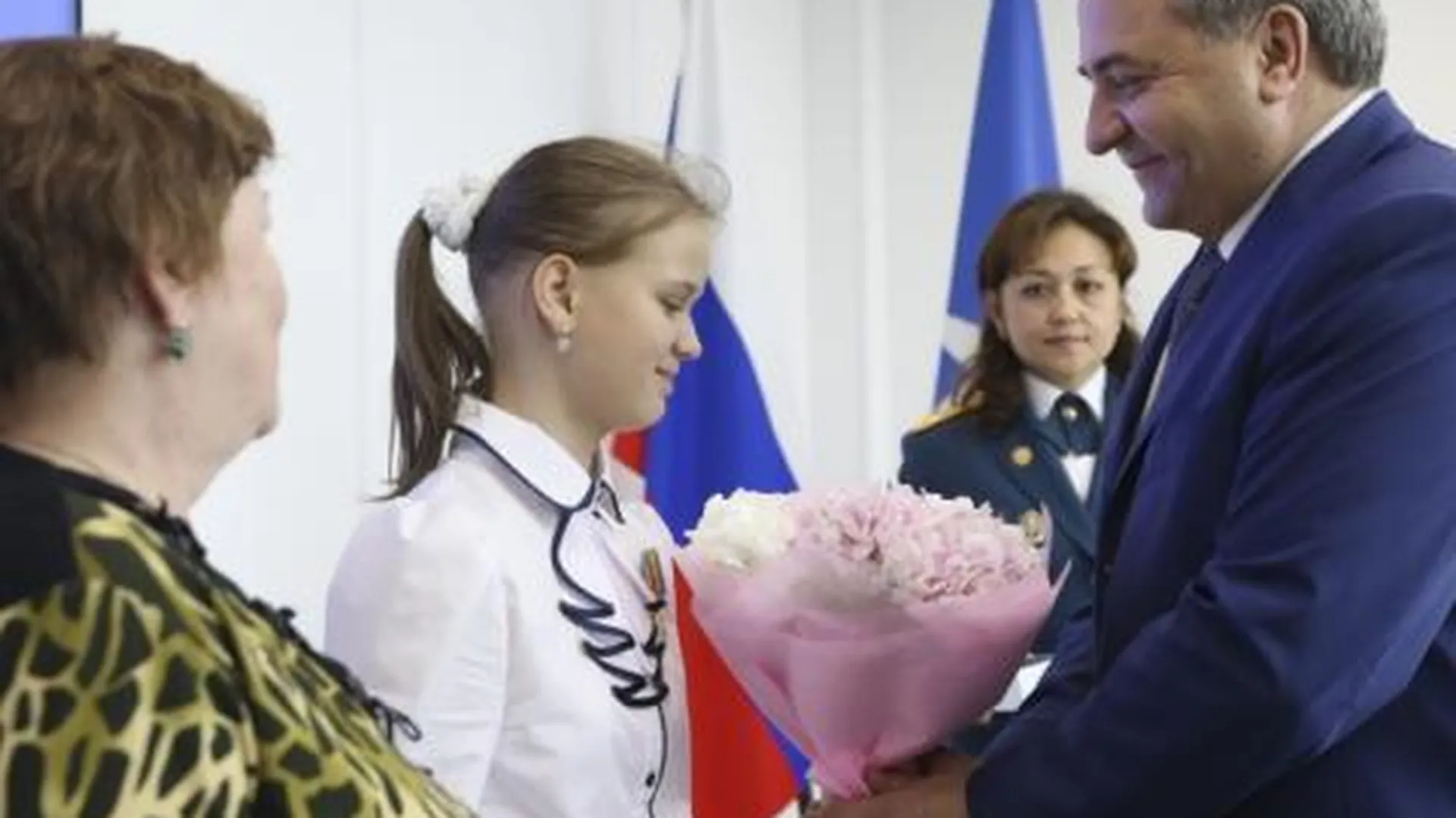 Глава МЧС наградил москвичку за спасение нескольких детей в Карелии