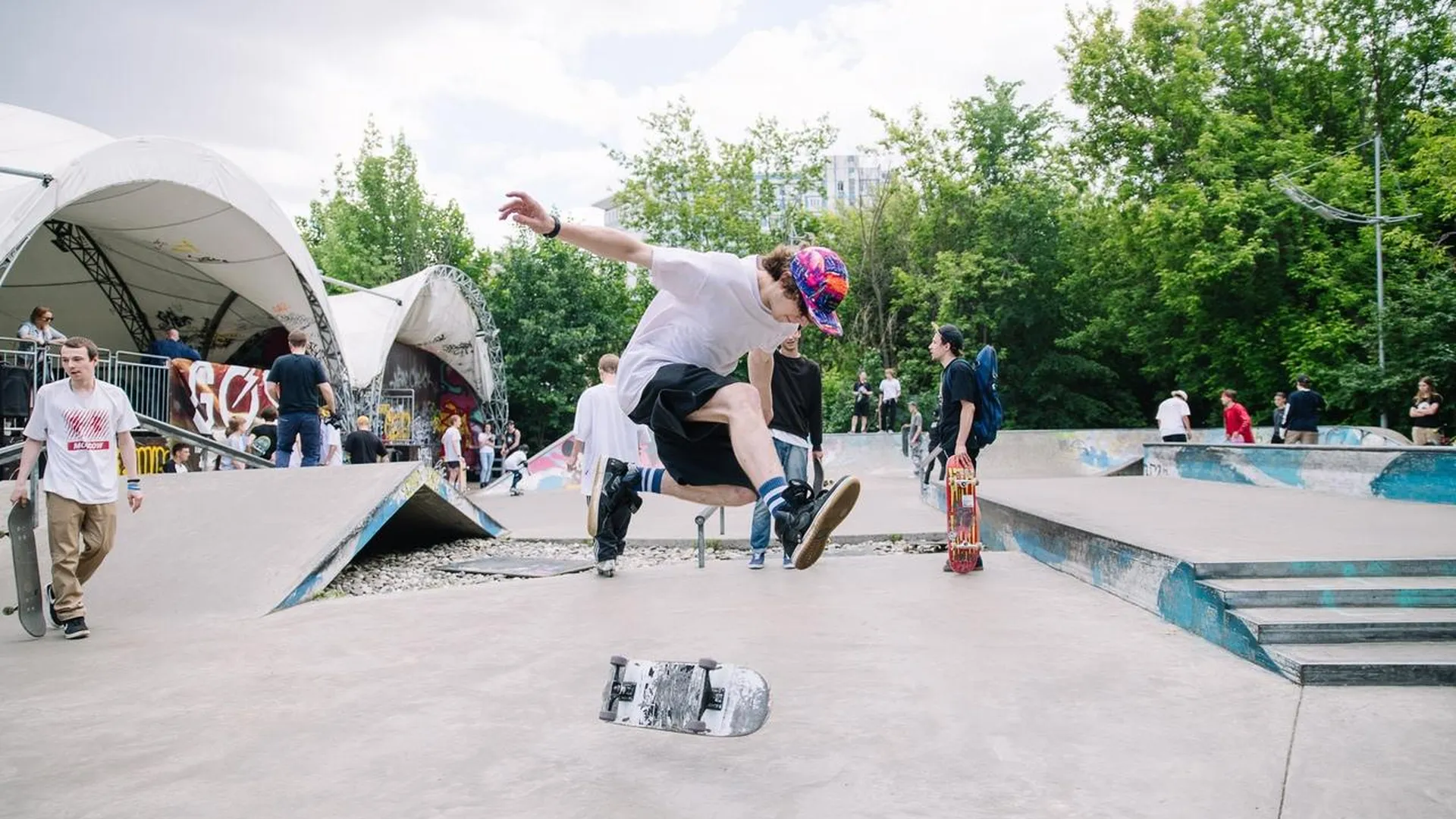 Площадки для катания на роликах и скейтбордах работают в парках Москвы