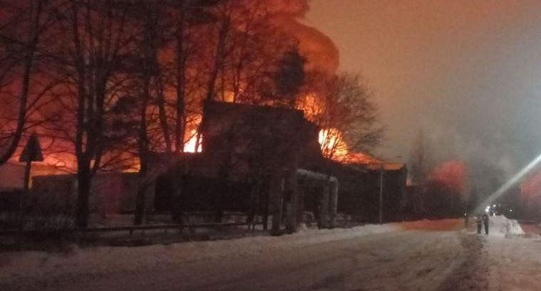 Пожарные локализовали мощное возгорание на заводе ацетона в Гатчине