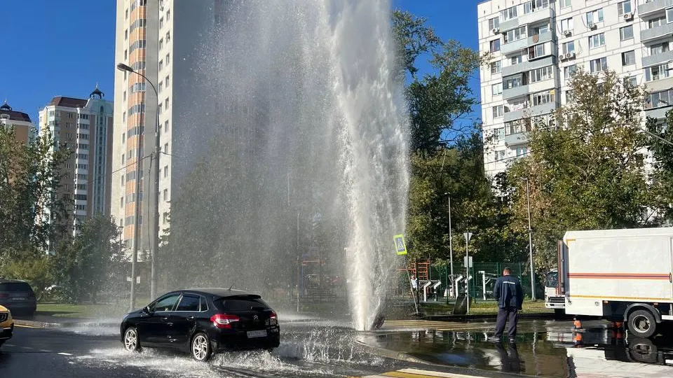 Мощный фонтан в несколько метров вырвался из-под асфальта в Москве