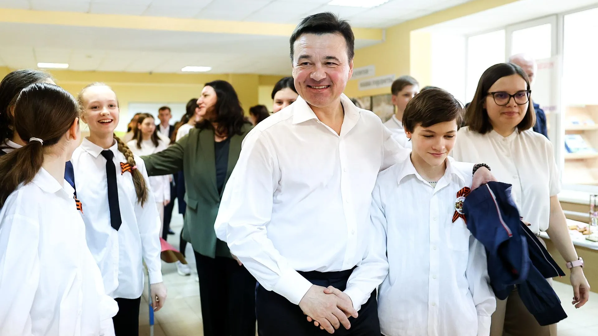 Андрей Воробьев поблагодарил школьников за участие в «Дне добрых дел»