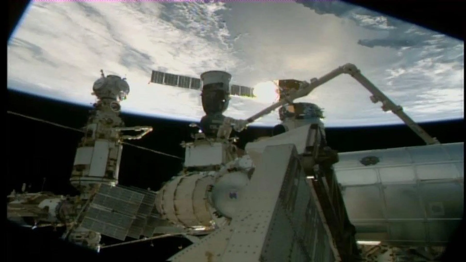В «Роскосмосе» заявили, что специалисты фиксируют утечку воздуха на борту МКС