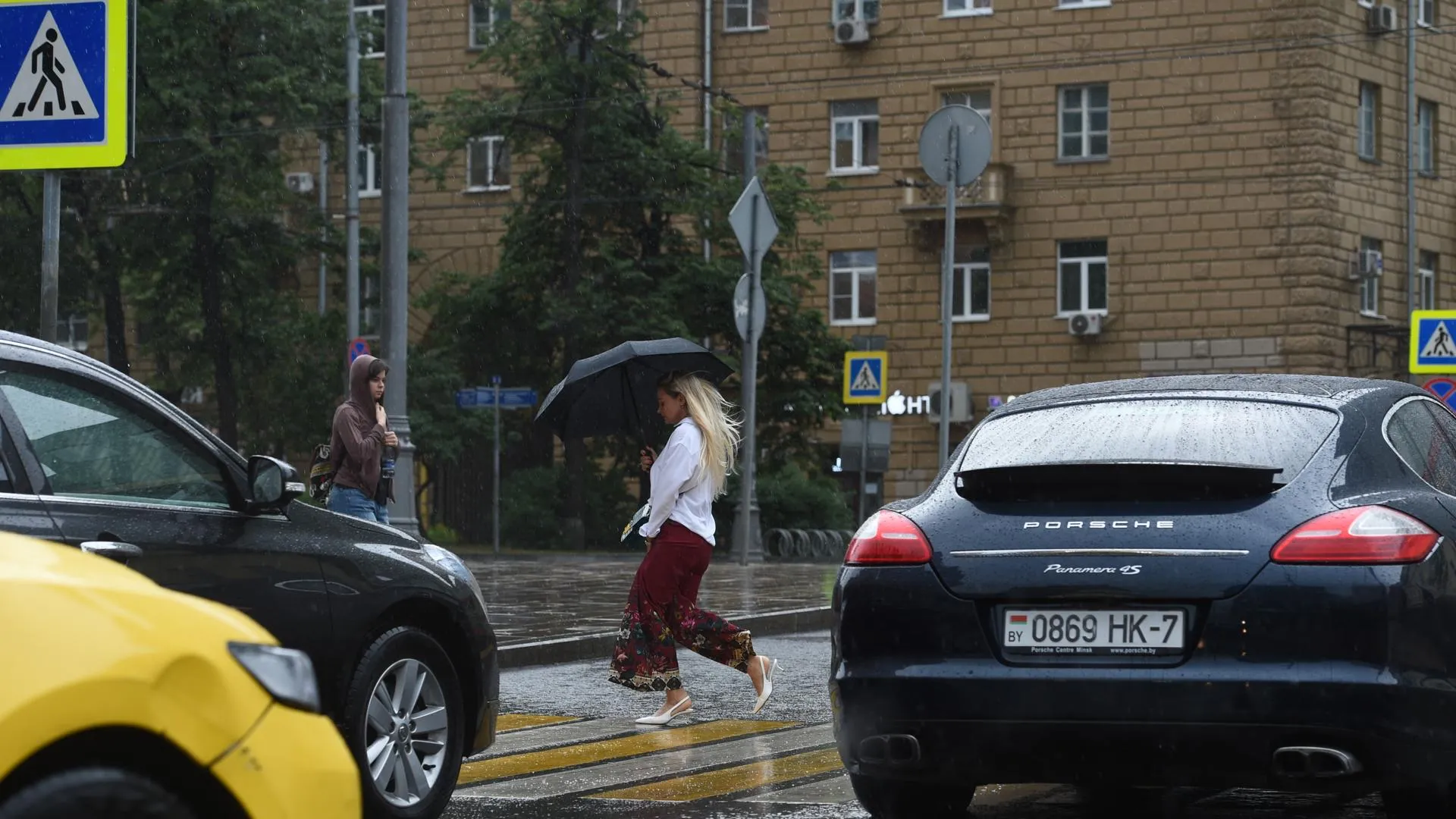 Прогулки босиком и водопад в переходах: в Сети выложили видео последствий ливня в Москве