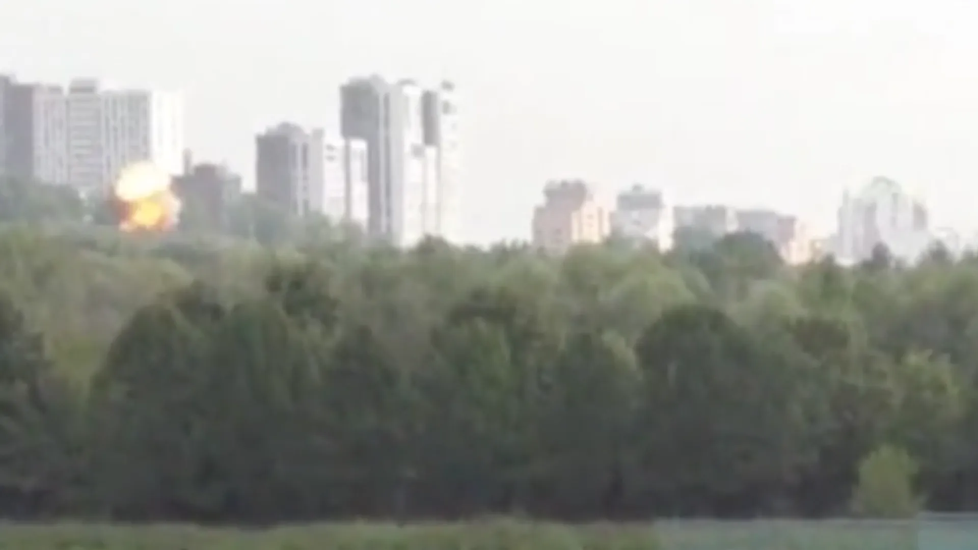 Момент взрыва беспилотника на западе Москвы попал на видео