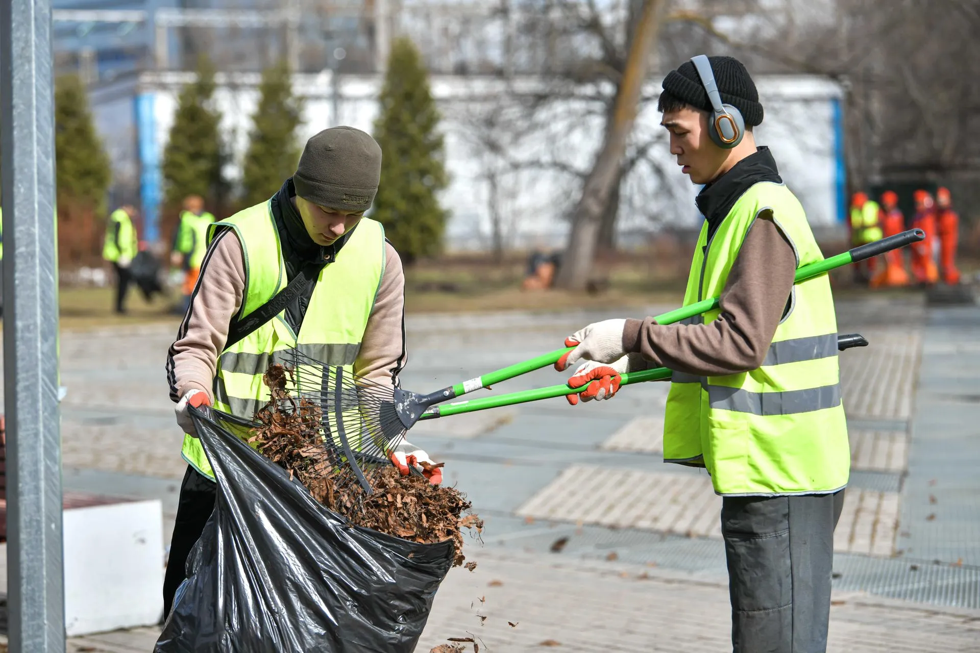 Глава Химок Дмитрий Волошин проверяет работы в рамках месяца чистоты и порядка в сквере имени Марии Рубцовой и парке «Дубки»