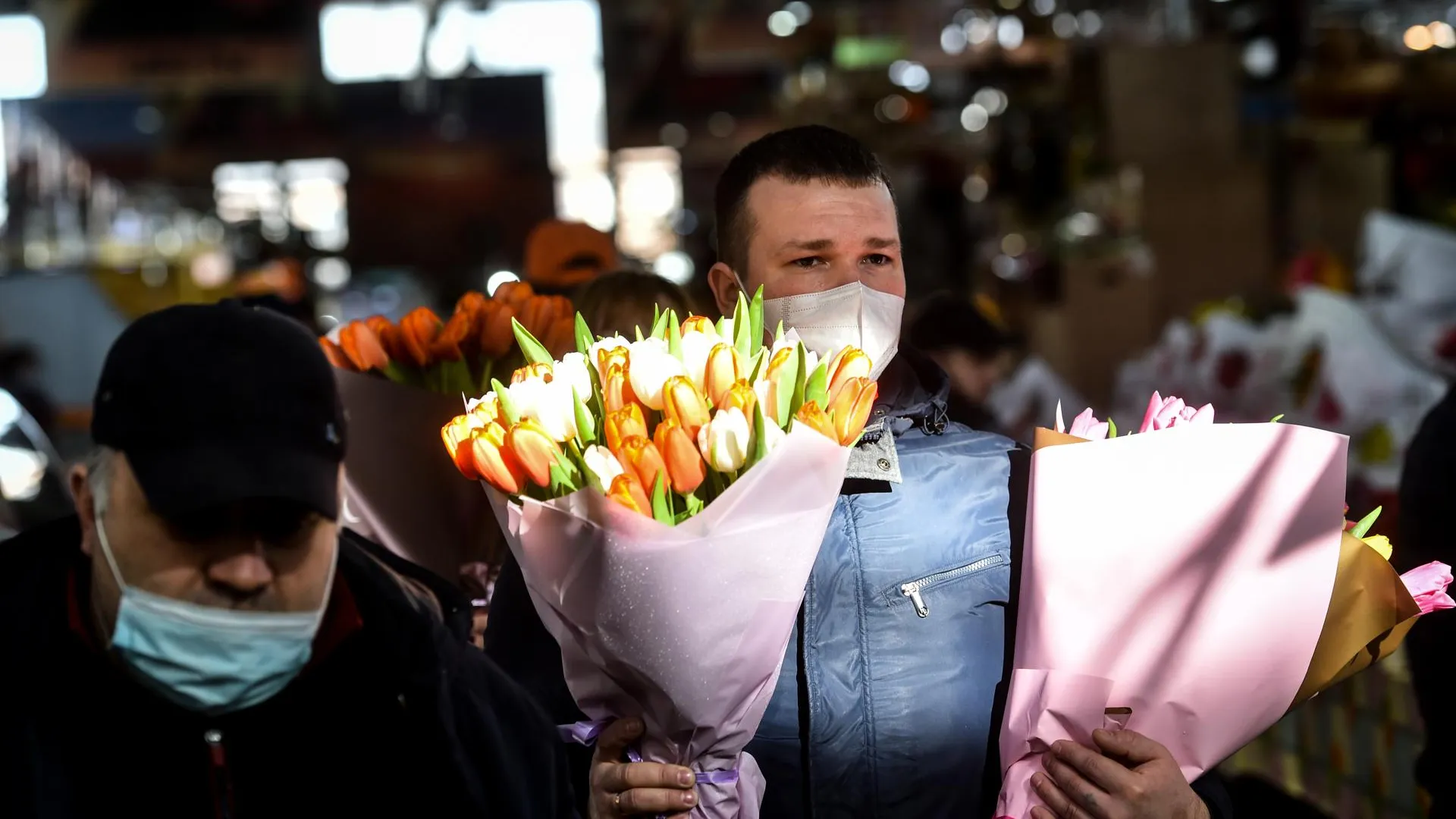 Москвичи массово скупают цветы на Рижском рынке перед 8 Марта