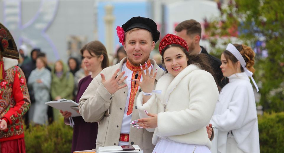 Две пары из Подмосковья поженились на Всероссийском свадебном фестивале