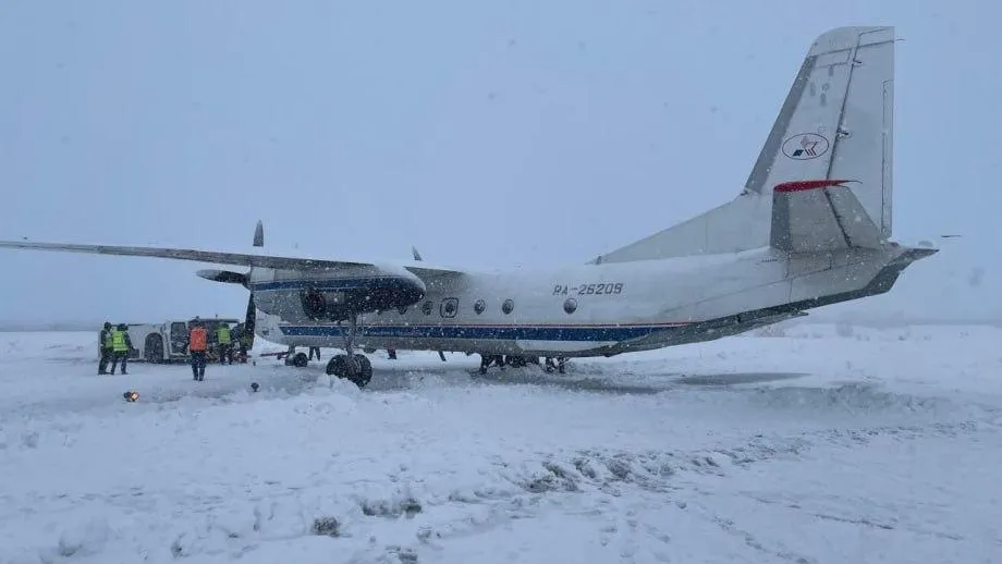 На Камчатке пассажирский самолет завяз в снегу во время взлета