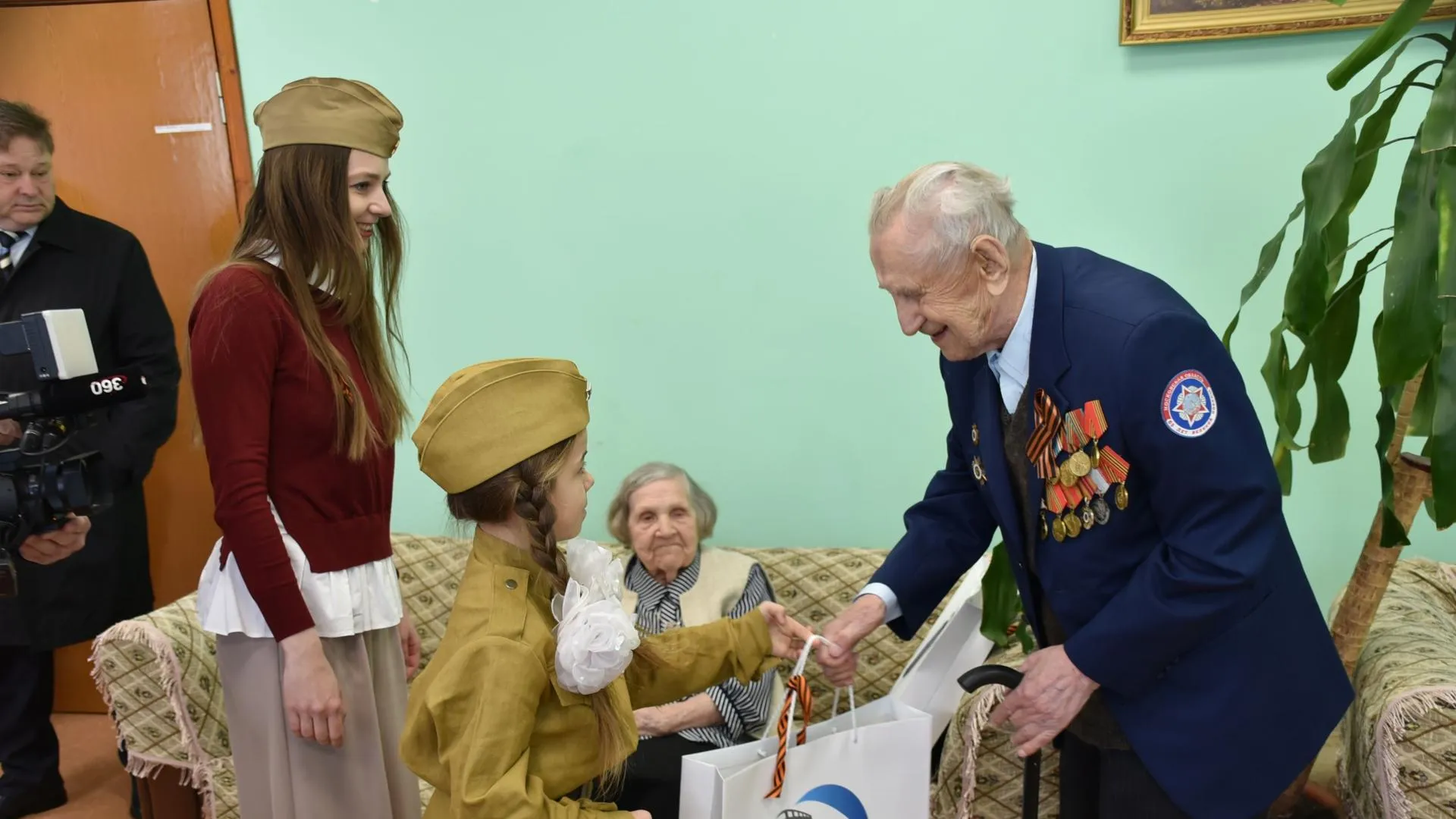 Подарки и продукты передали инвалидам и старикам, проживающим в доме‑интернате  Подольска | РИАМО в Подольске