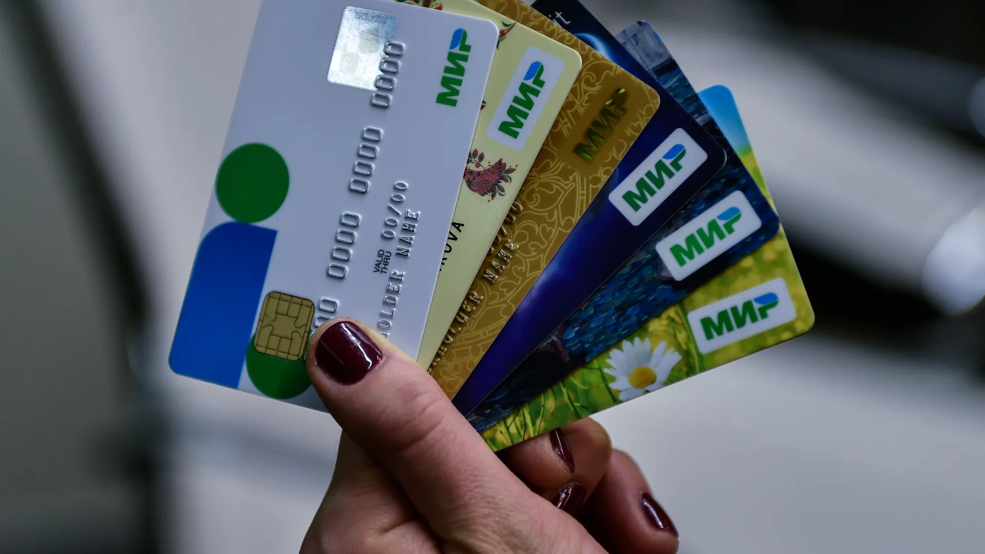 Экономист Морковкин: банки обязаны сообщать о продлении карт при их оформлении