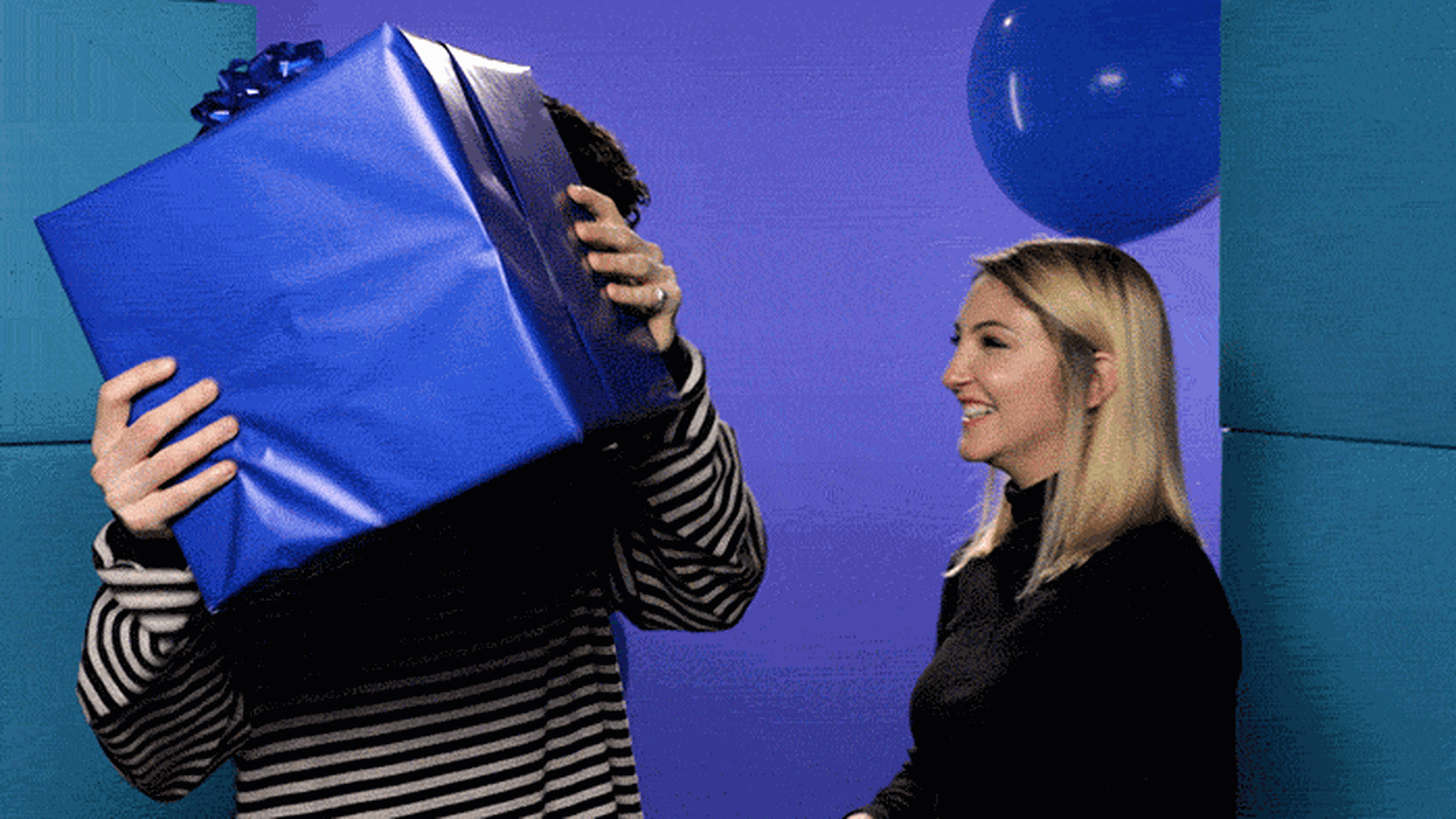 Get presents. Гифки подарок. Дарить подарки gif. Дарим подарки. Подарок девушке гиф.