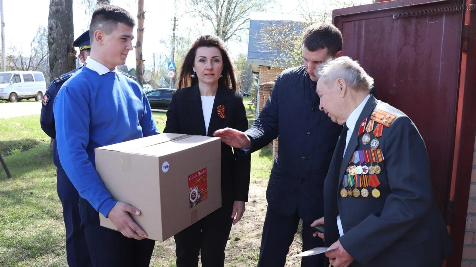 ВТБ поздравил более 500 ветеранов ВОВ в Подмосковье
