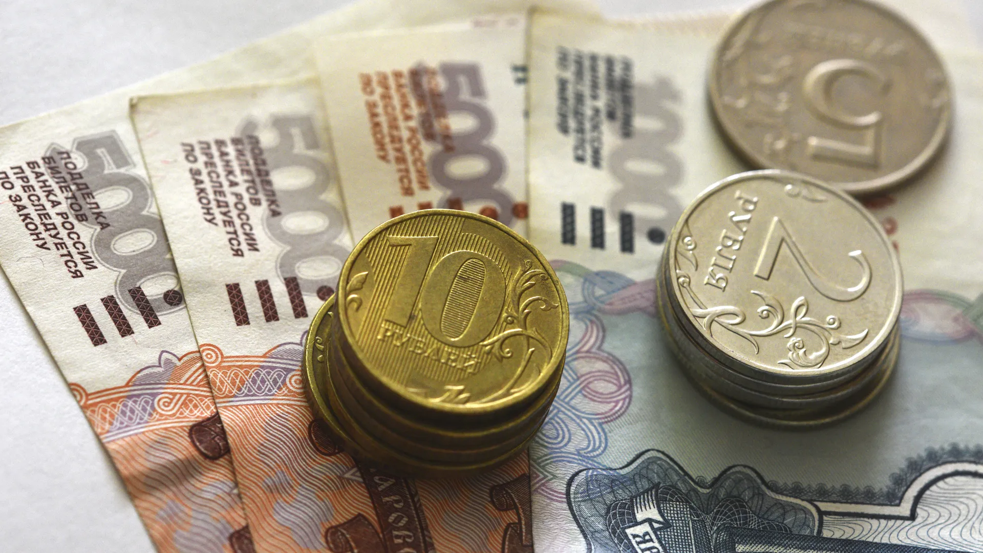 Говорить о девальвации рубля попросту странно — экономист