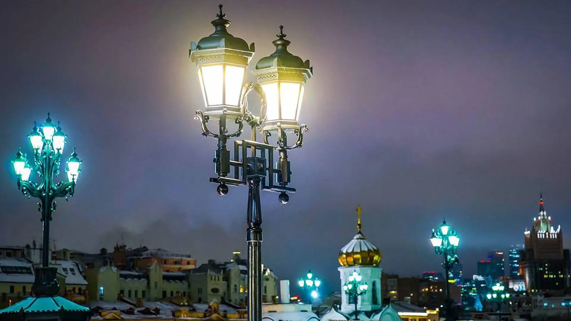 Уличное освещение и архитектурную подсветку Москвы перевели на летний график