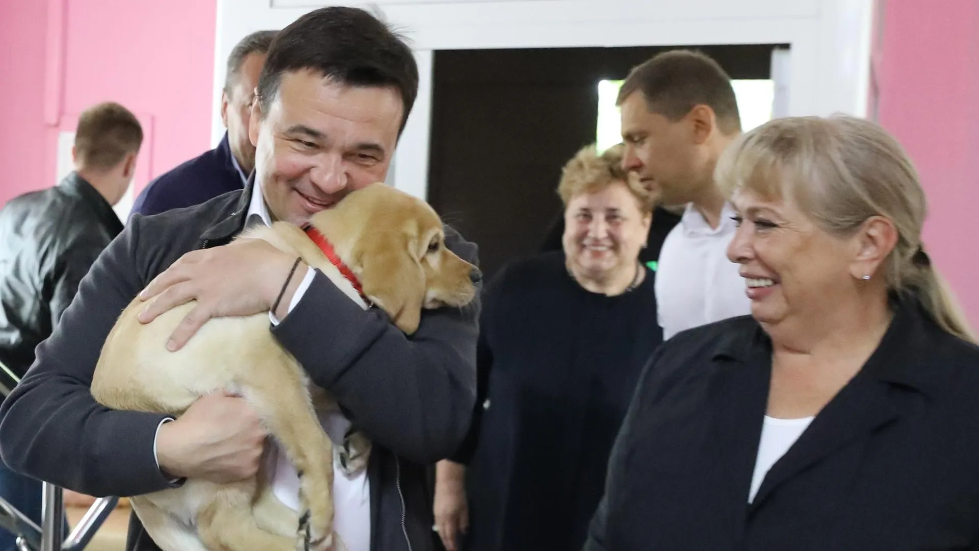 Воробьев подарил щенка воспитанникам детского дома‑интерната в Дмитрове