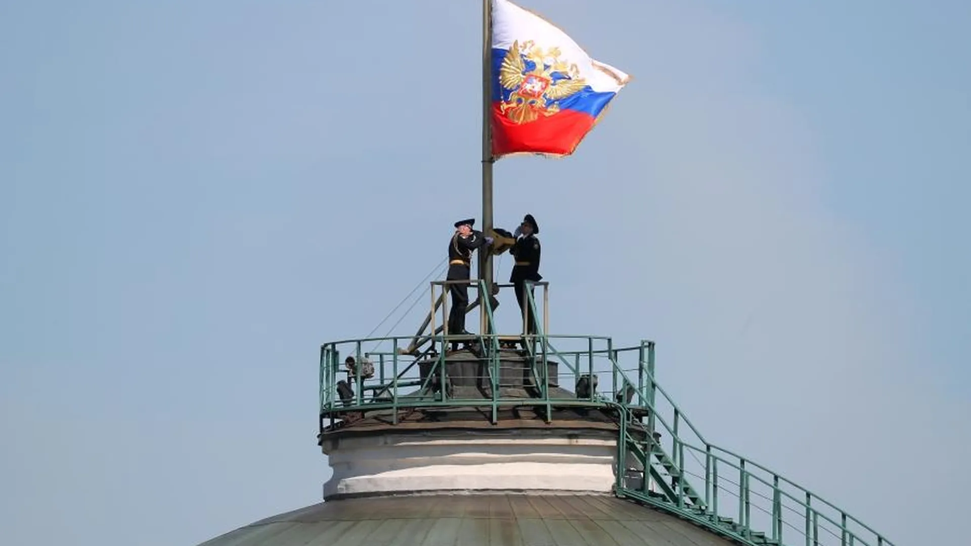 Солдаты Президентского полка поднимают штандарт президента РФ над куполом Сенатского дворца Московского Кремля.