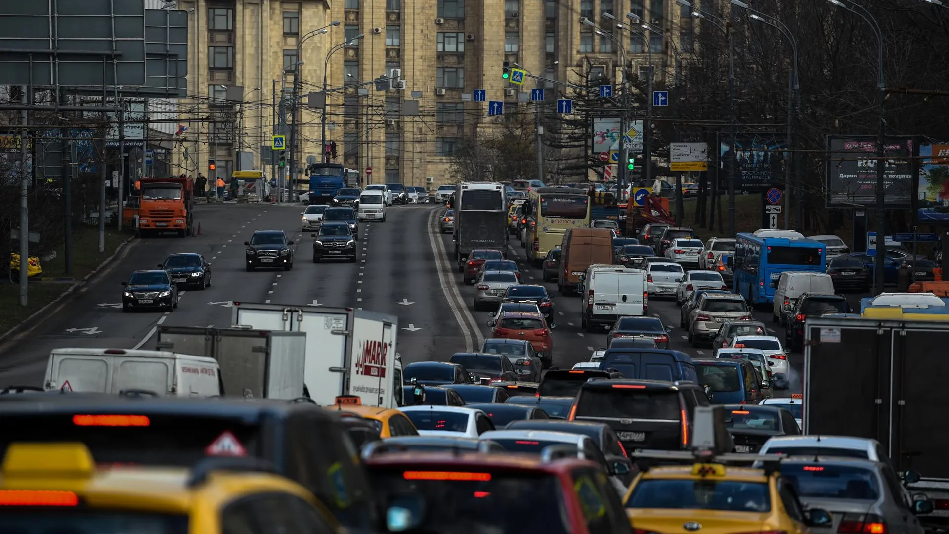 Столичным водителям посоветовали выезжать из города в пятницу до 15 или  после 22 часов | РИАМО