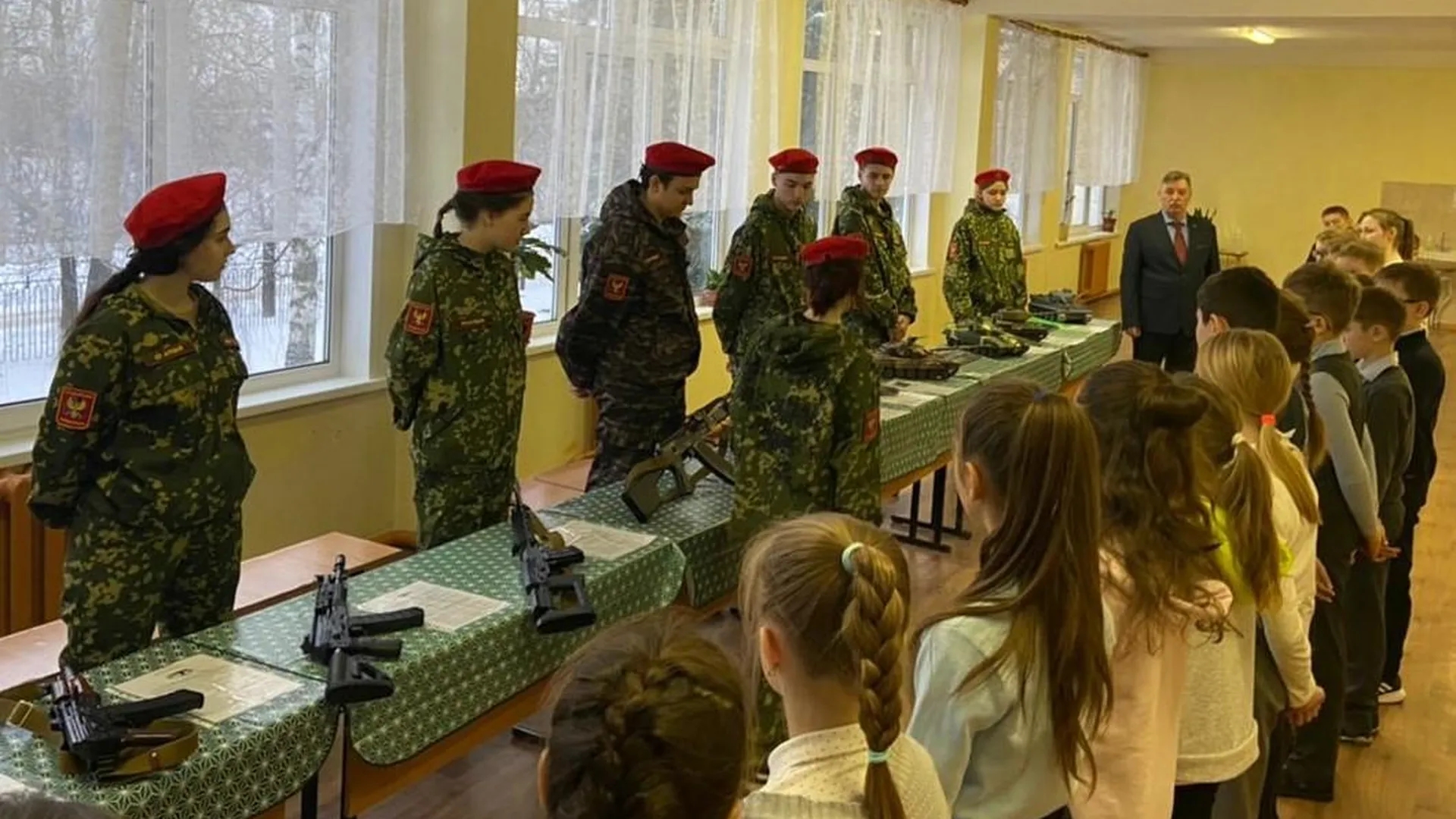 Люберецкие юнармейцы организовали выставку современных образцов вооружения
