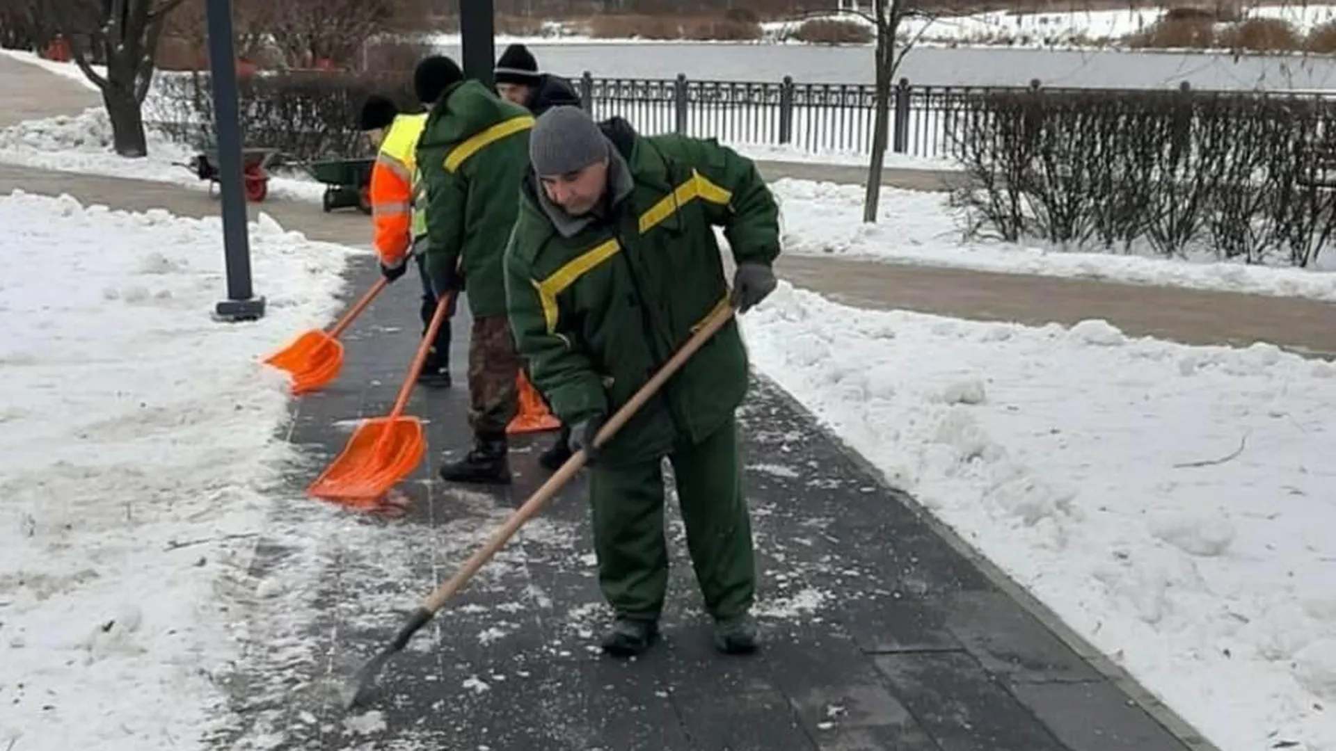 Около 30 дворников расчищают гололед в центре Волоколамска