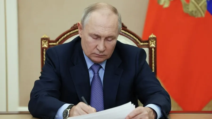 Путин уволил Владимира Толстого с должности советника президента