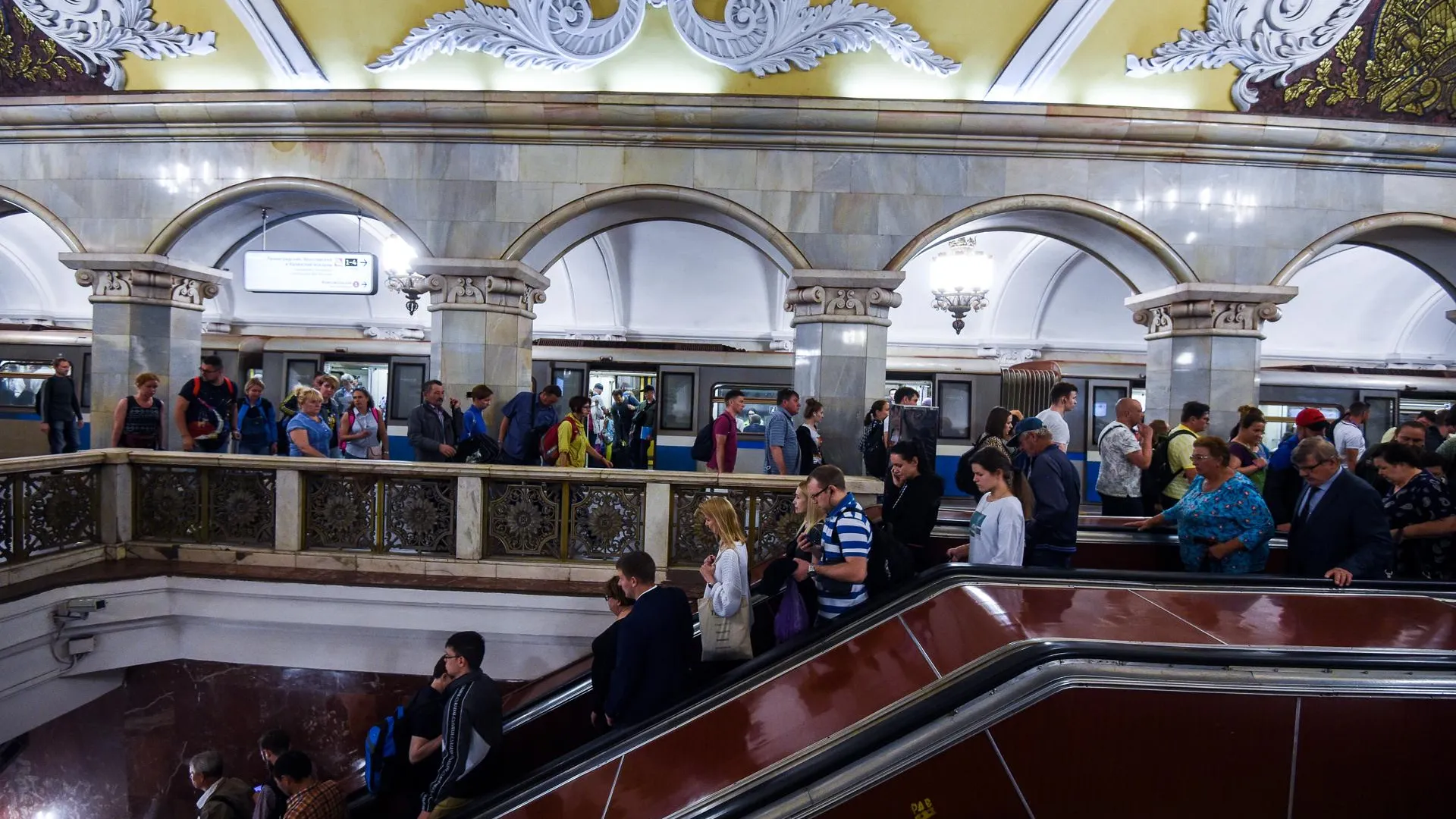Пассажиры о Кольцевой линии метро: «парижский» вход, бомжи и девушки в Chanel