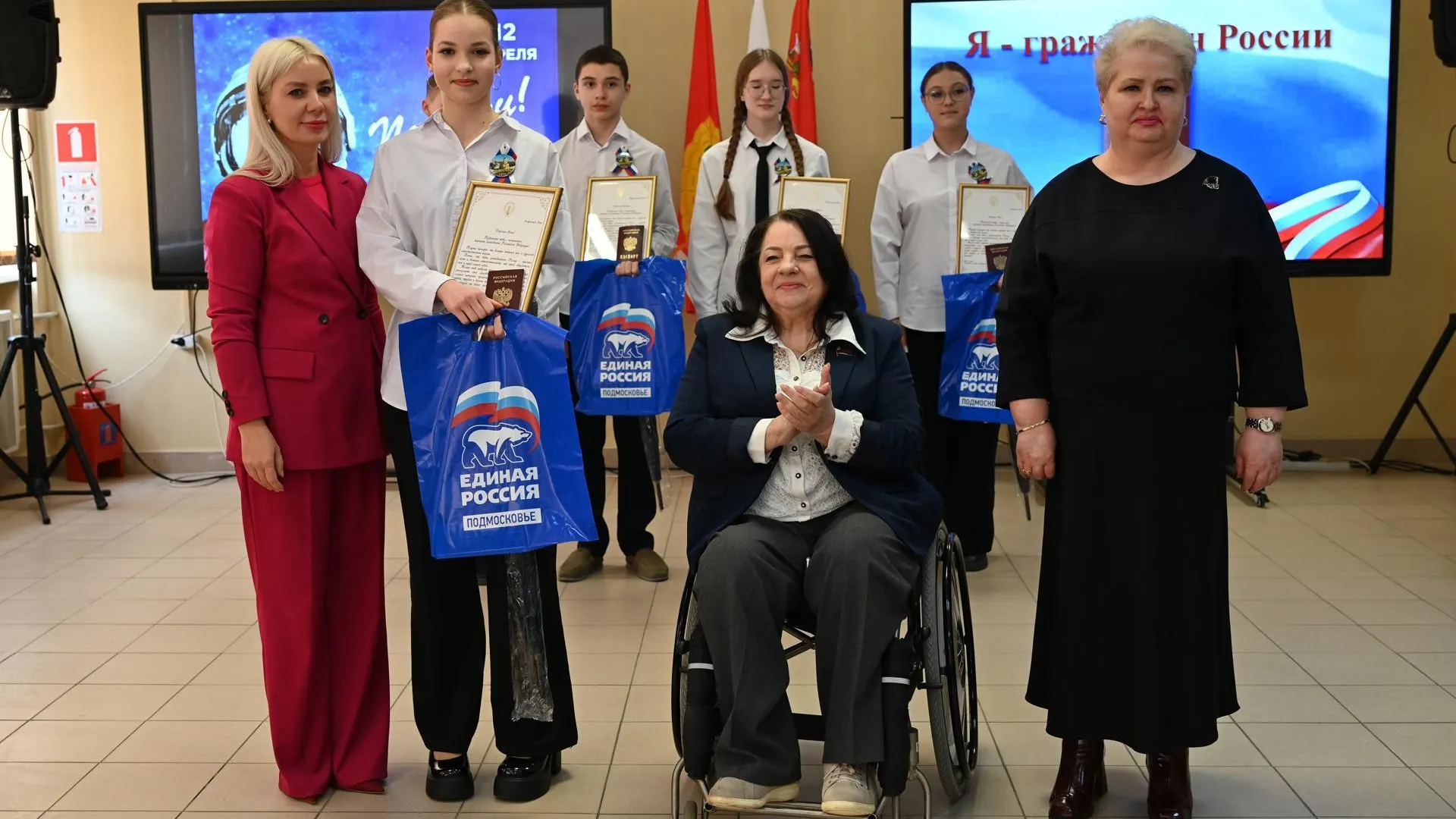 9 юным жителям Серпухова вручили паспорта РФ в преддверии Дня космонавтики