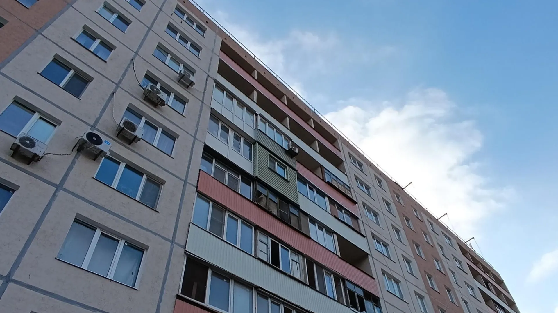 Подмосковные специалисты продолжают восстанавливать девятиэтажный дом в Мариуполе