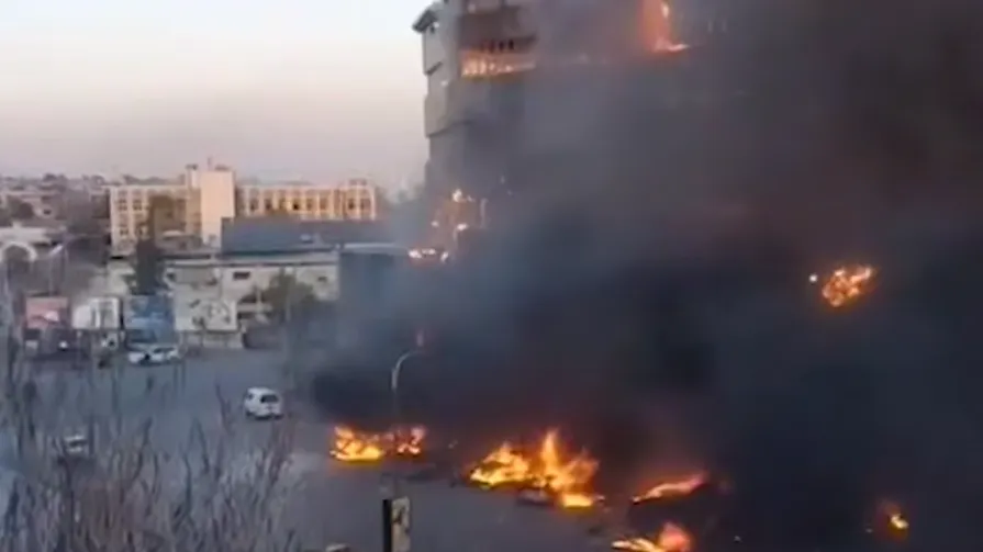 Взрывы и пожар: в Дамаске загорелось здание Иммиграционного департамента