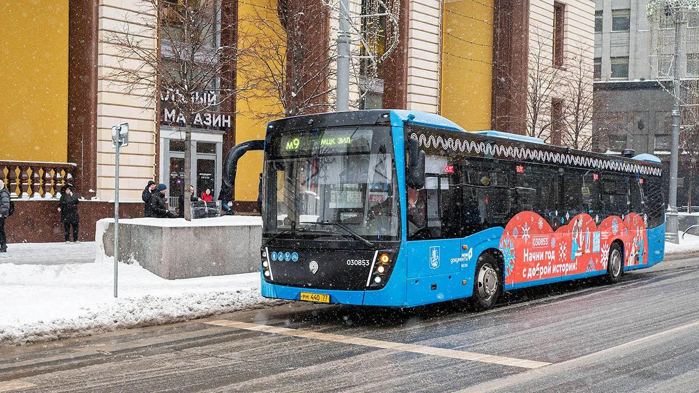 Брендированный автобус «Мои документы» начал курсировать в Москве | РИАМО