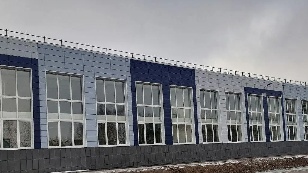 Фасад корпуса мастерских Автомобильно-дорожного колледжа в Бронницах