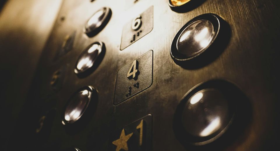 В Краснодаре лифт застрял после того, как мальчик решил в нем справить нужду