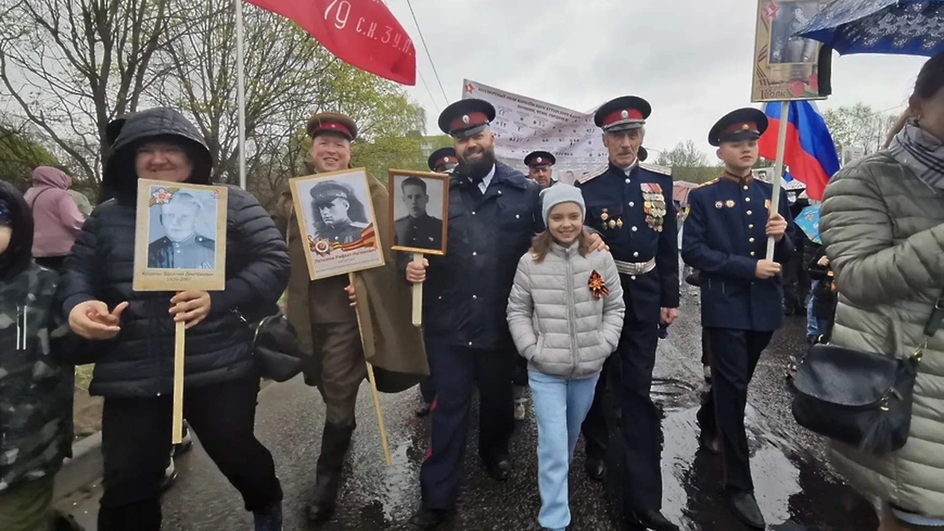 Курсанты военно‑морского училища прошли парадом по площади в Королеве