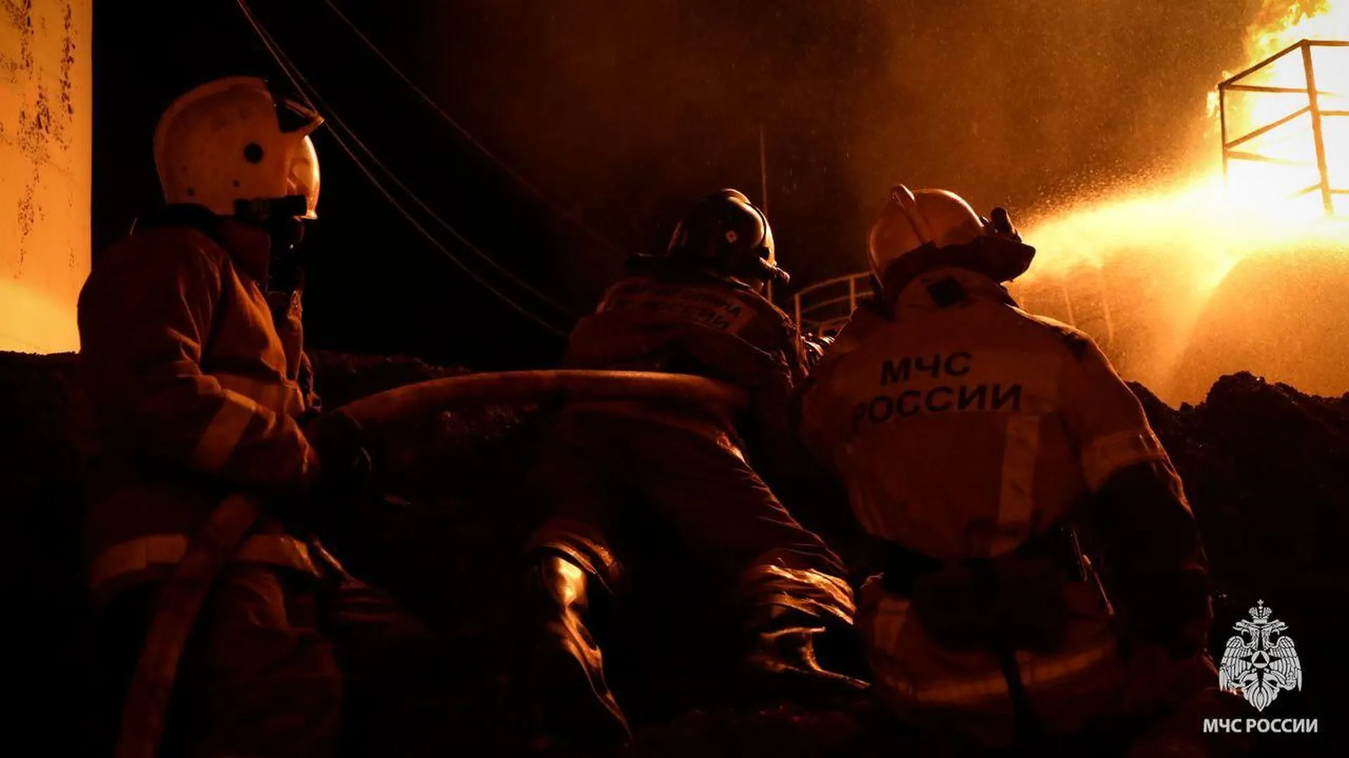 МЧС: в Ровеньках потушили пожар, возникший после обстрела ВСУ
