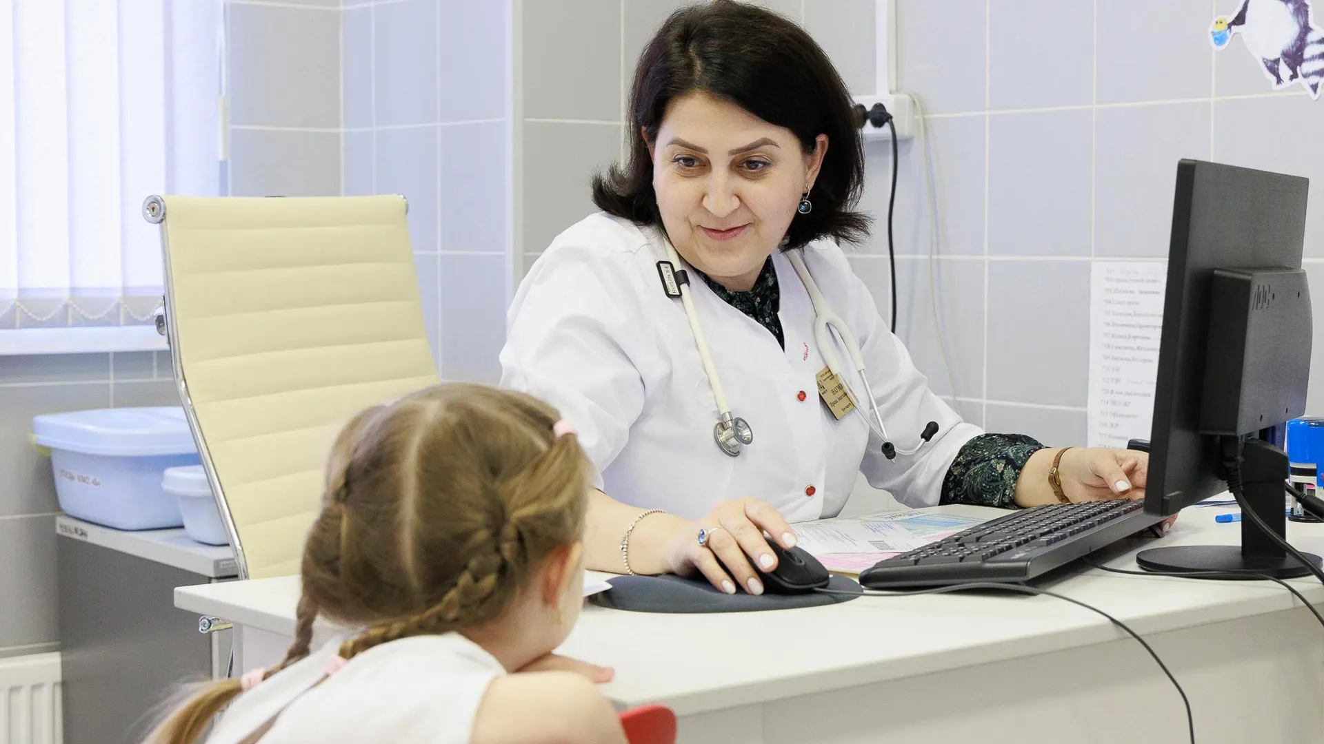 Педиатры Подмосковья напомнили родителям о ревакцинации детей перед школой