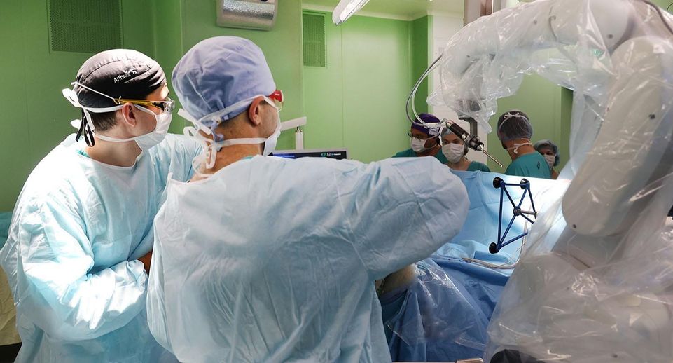 Робот-ортопед помогает московским врачам на операциях