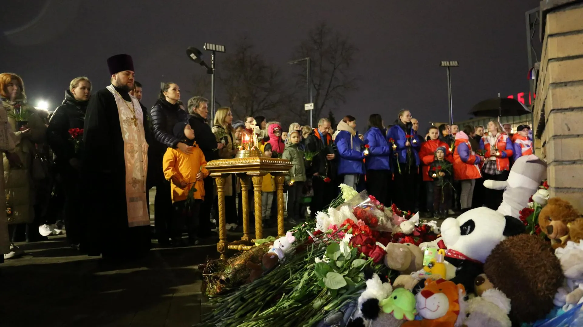 Акция в память о жертвах трагедии «Крокус Сити Холла» прошла в Люберцах