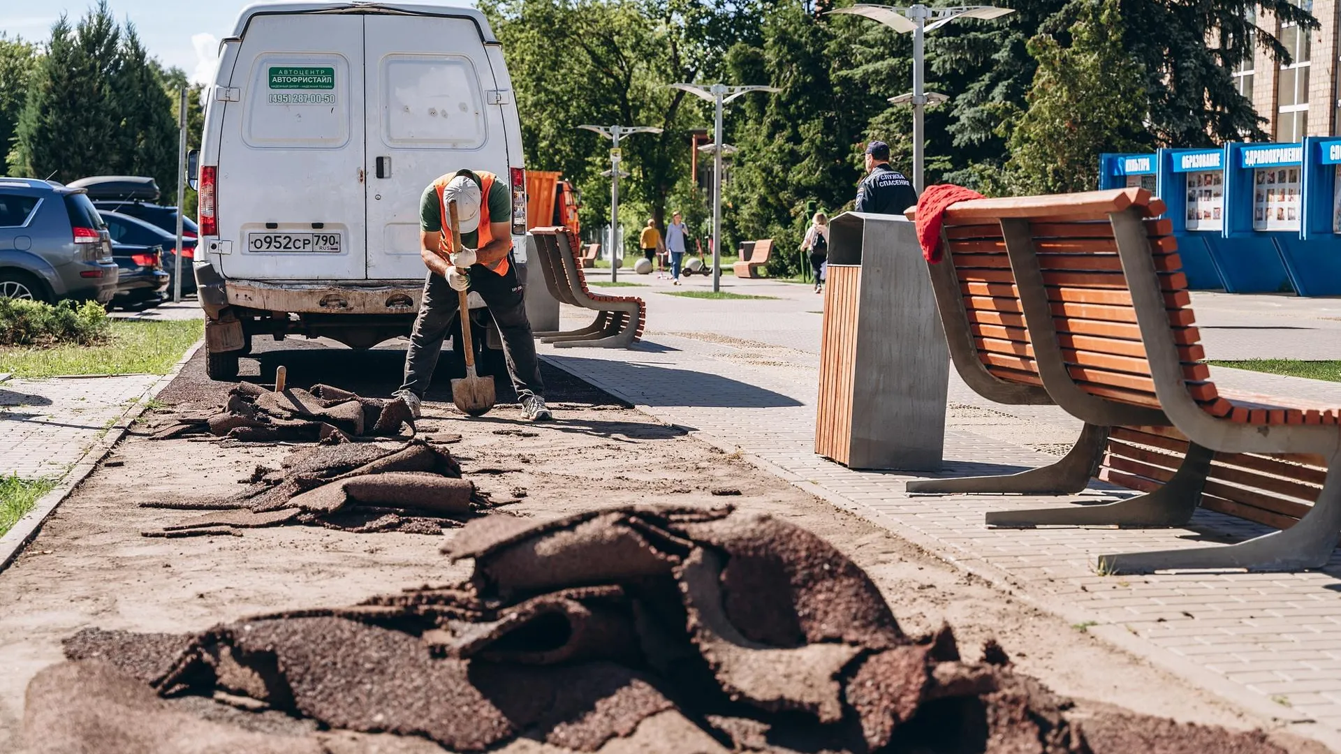 В Щелкове начали демонтировать старое покрытие велосипедной дорожки на  Парковой улице | РИАМО