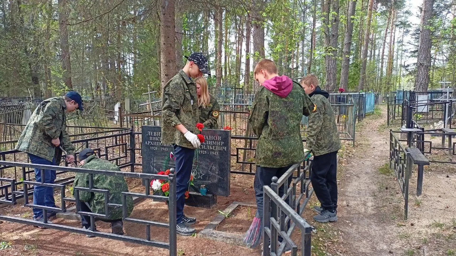 Юные лесоводы из Шатуры привели в порядок могилы участников ВОВ