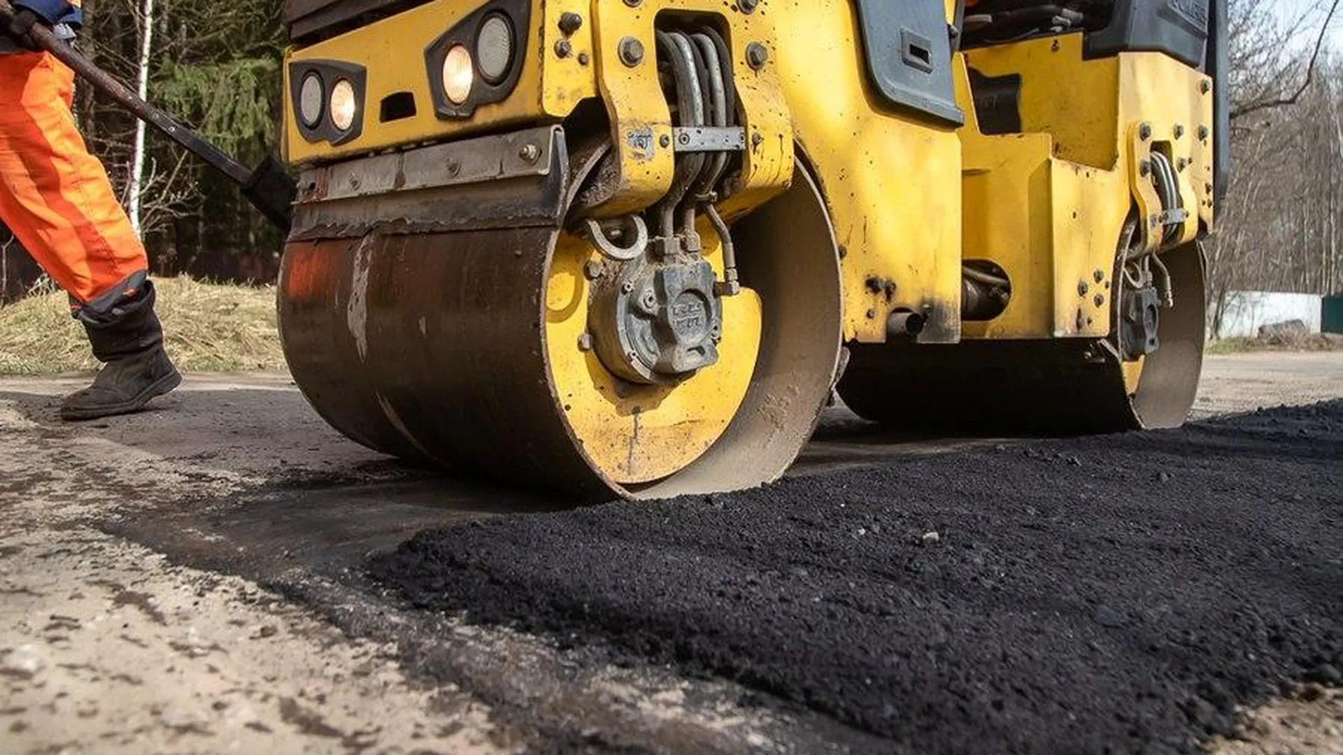 В Одинцовском округе специалисты ремонтируют 3 участка дороги длиной 1,7 км