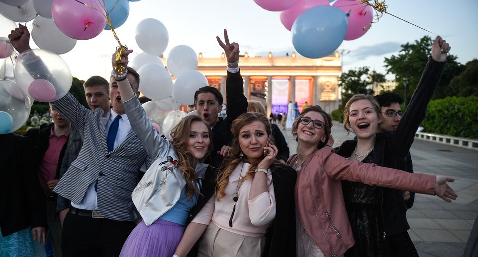 Родители Москвы назвали праздничный наряд самой крупной тратой на выпускном